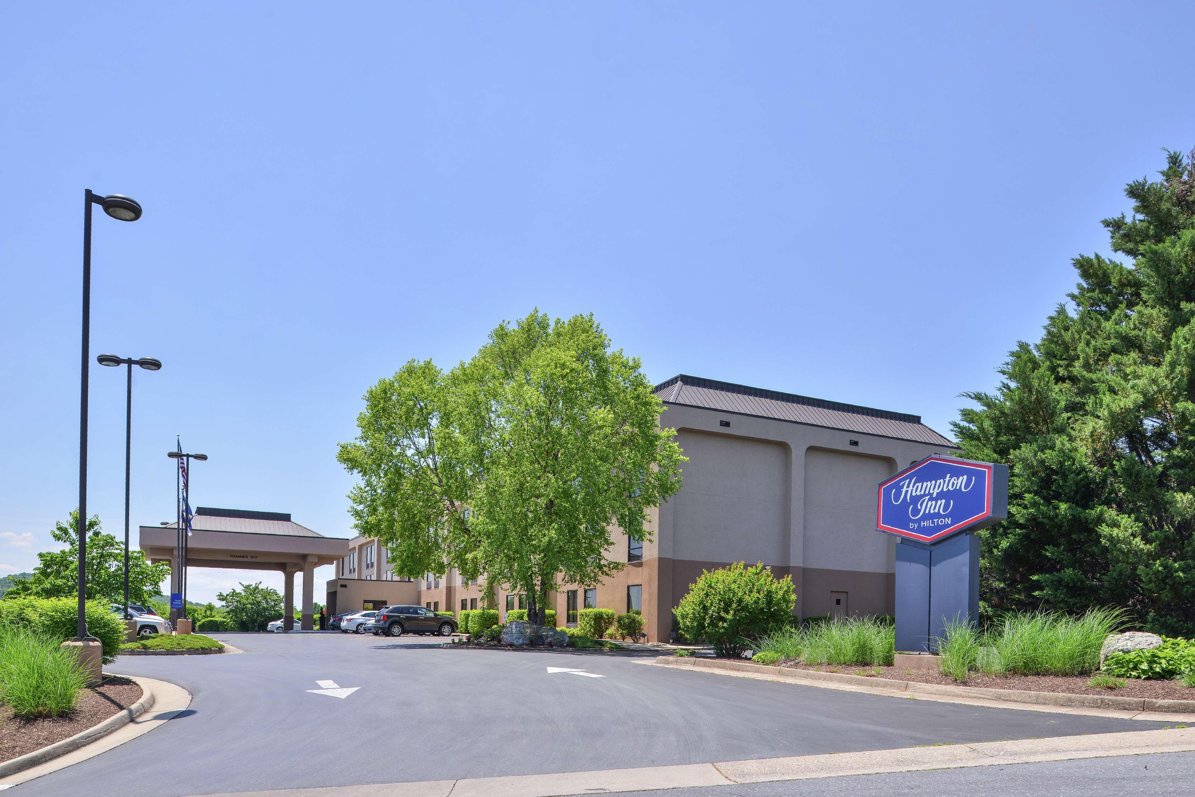 Hampton Inn Staunton Exteriör bild
