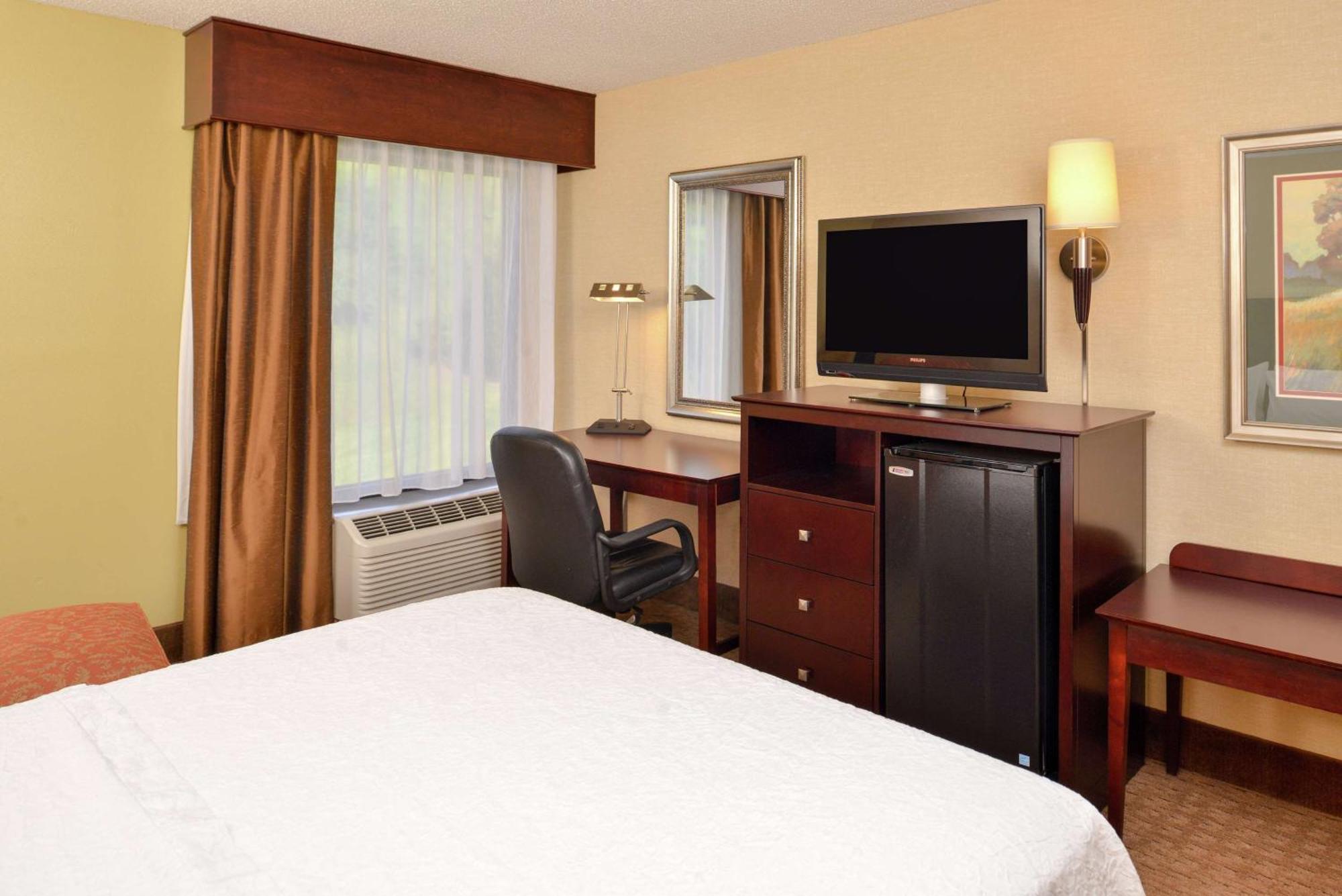 Hampton Inn Staunton Exteriör bild