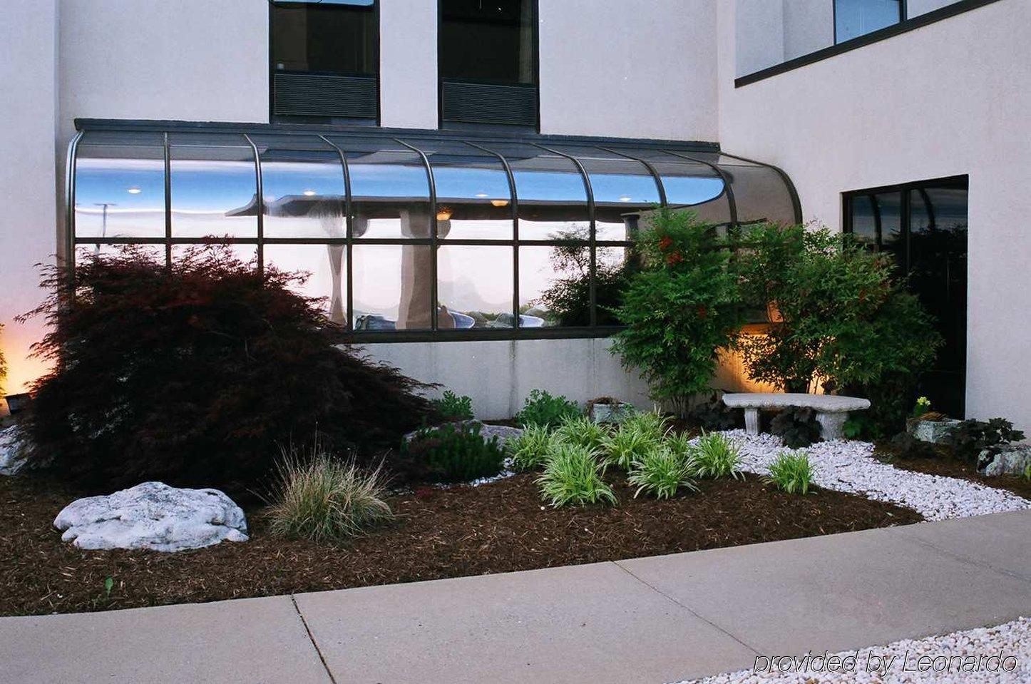 Hampton Inn Staunton Exteriör bild