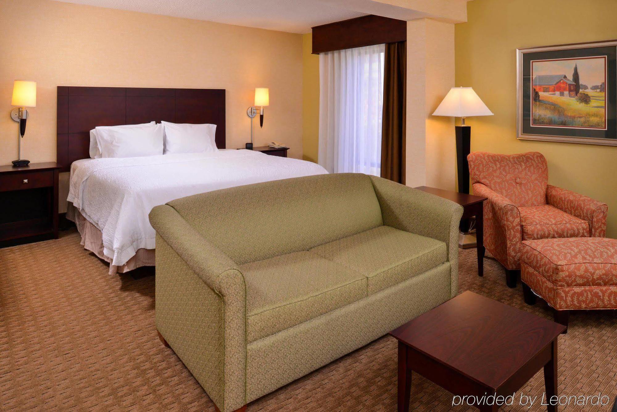 Hampton Inn Staunton Exteriör bild