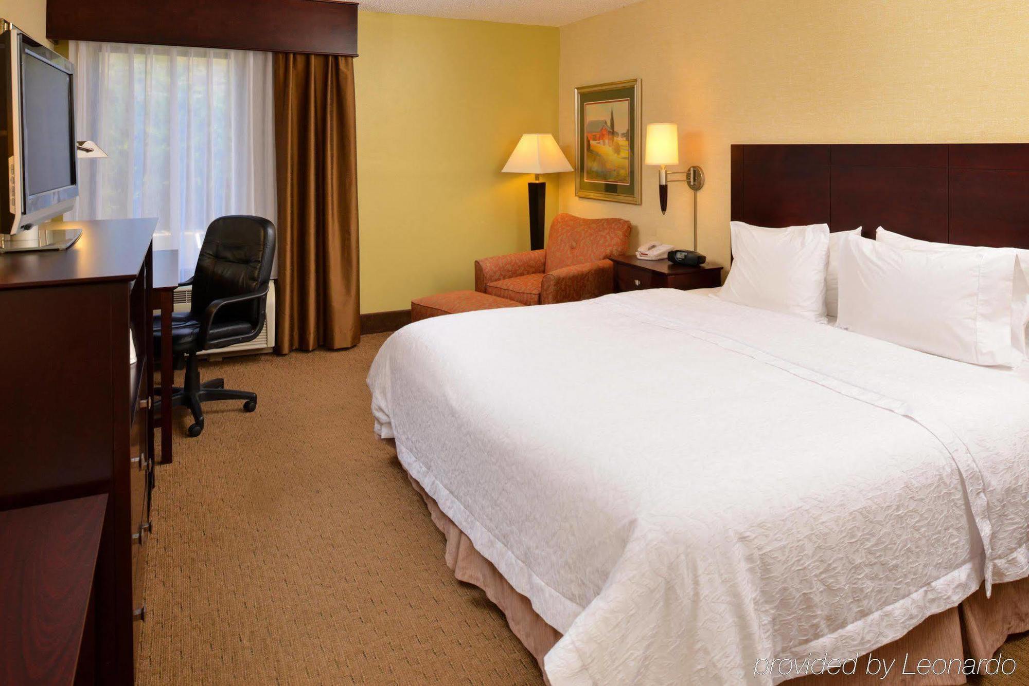 Hampton Inn Staunton Exteriör bild