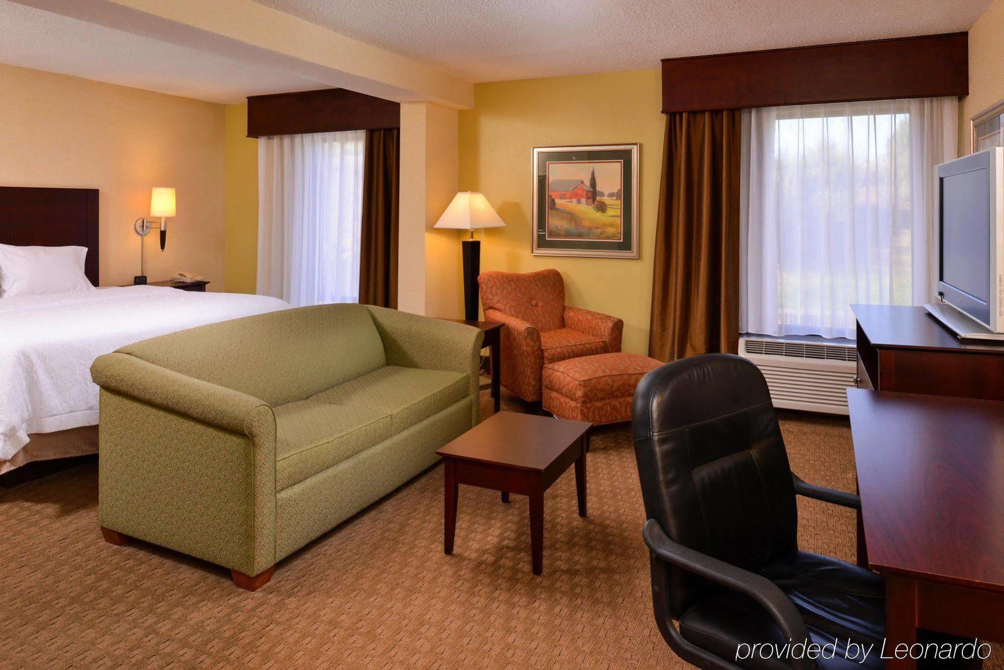 Hampton Inn Staunton Exteriör bild