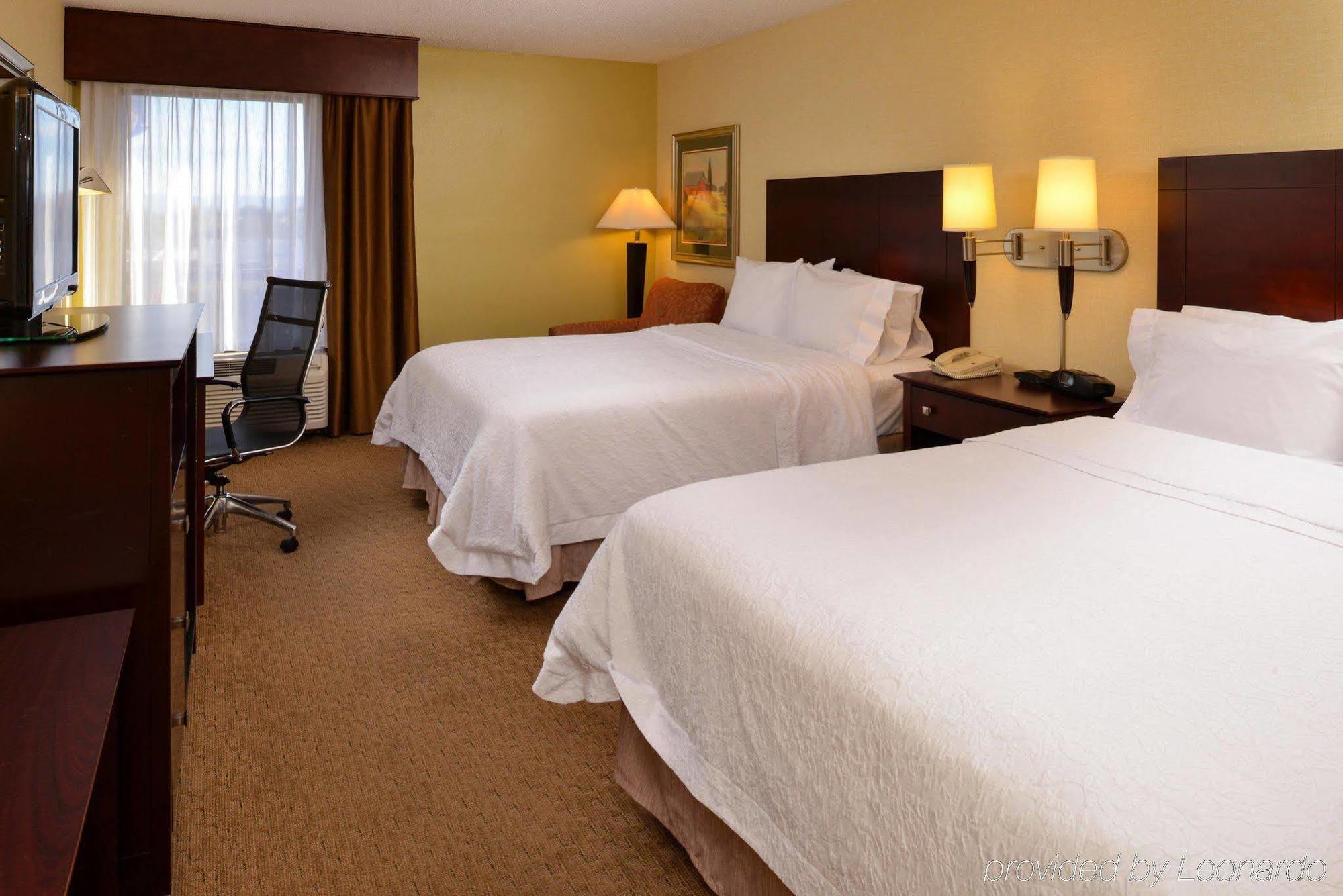 Hampton Inn Staunton Exteriör bild
