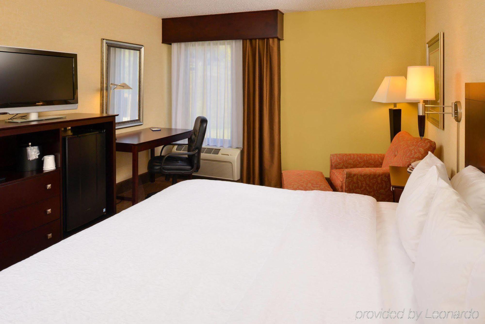 Hampton Inn Staunton Exteriör bild
